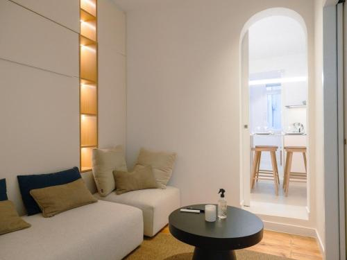 Charming 1-Bedroom Apartment in the Heart of Graça | By Airnest, Lisbon
