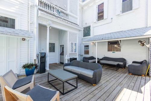 Deluxe Queen at the Curry Mansion - Parking & Heated Pool! detail