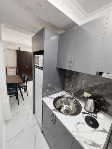 廚房, Dezu in 克瓦里亞提