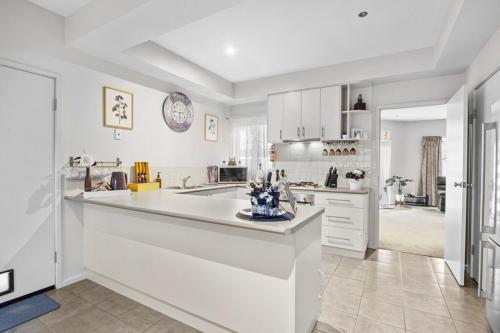 Konyha, 3BR Home 4mins drive to Sovereign Hill & Lake Wendouree with Free Parking in Ballarat Központ