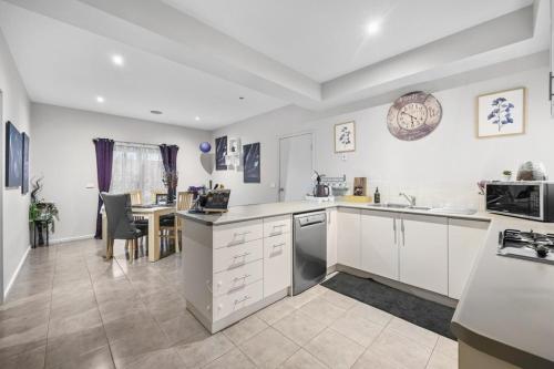 Konyha, 3BR Home 4mins drive to Sovereign Hill & Lake Wendouree with Free Parking in Ballarat Központ