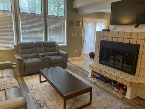 Beautiful Lake Harmony Townhouse with views of Big Boulder Lake in Lake Harmony, USA