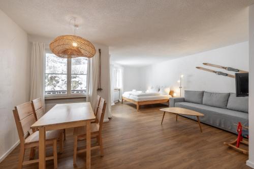 2302 Charmante 2,5-Zimmer-Wohnung mit Suedbalkon und stilvoller Einrichtung in Vulpera, Schweiz