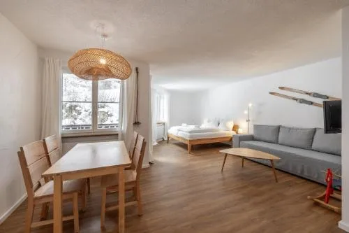 2302 Charmante 2,5-Zimmer-Wohnung mit Suedbalkon und stilvoller Einrichtung in Vulpera, Schweiz