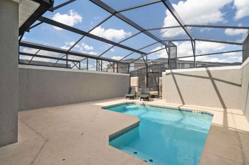 Relaxing Getaway Near Disney with Pool & Themed Rooms - image 2