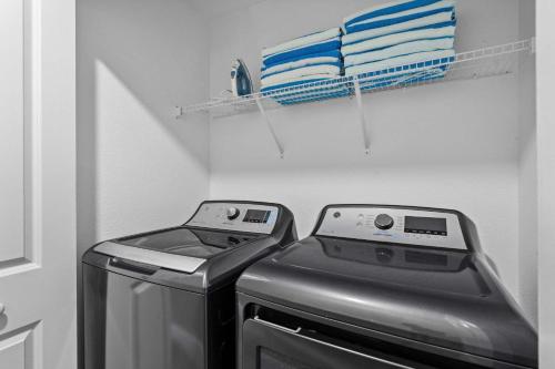 Relaxing Getaway Near Disney with Pool & Themed Rooms - image 4