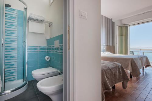 Double Room with Sea View image 1