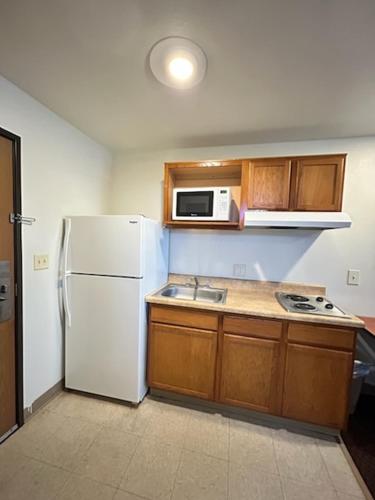 WoodSpring Suites Columbus Fort Benning Bldg 2 - image 10