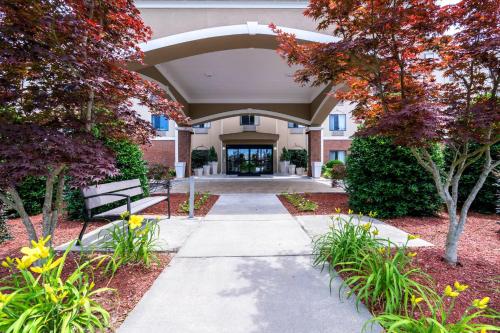Holiday Inn Express & Suites Roanoke Rapids an IHG Hotel - image 3