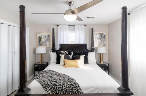 Rear deck w/ Soaking tub + Wi-Fi & Parking in Graham, USA