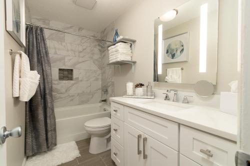 Rear deck w/ Soaking tub + Wi-Fi & Parking in Graham, USA