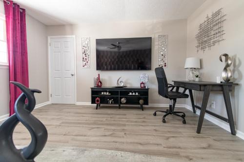Rear deck w/ Soaking tub + Wi-Fi & Parking in Graham, USA