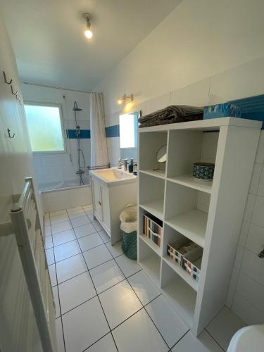 Bathroom, Maison Morgat - 3 chambres - Terrasse - Jardin in Morgat