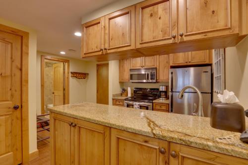 Condo with Hot Tub Access - Quick Bus Trip to Ski!, Vail (zdjęcie 9)