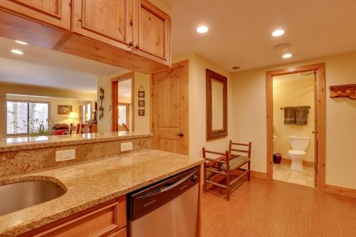 Condo with Hot Tub Access - Quick Bus Trip to Ski!, Vail (zdjęcie 10)