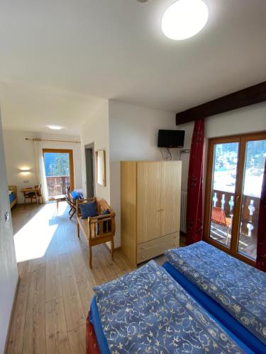 1 queen bed, 2 twin beds, 1 sofa bed