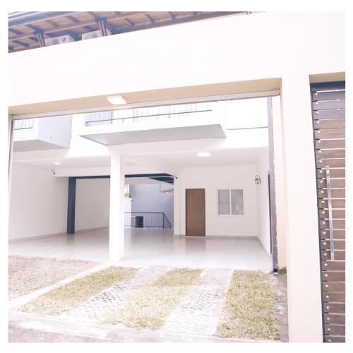 . Diyawanna Villa - Deluxe Double Room in Colombo
