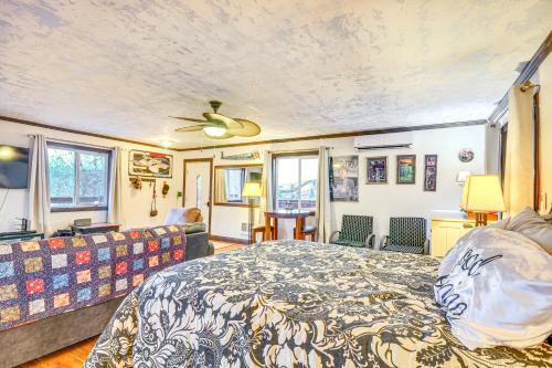 4 Mi to Sandy River Access Studio with Mtn Views!