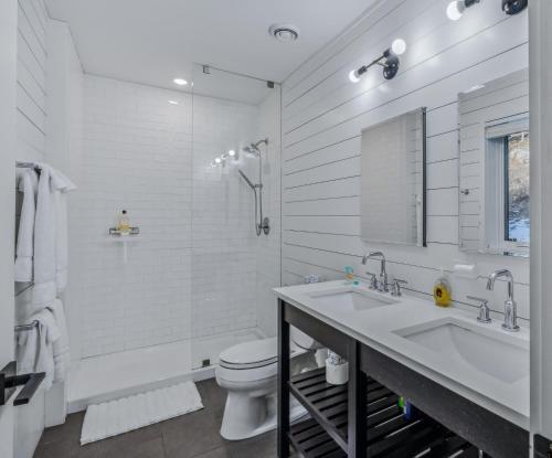 Fireplace Woods Club Access - Modern Quechee - main image