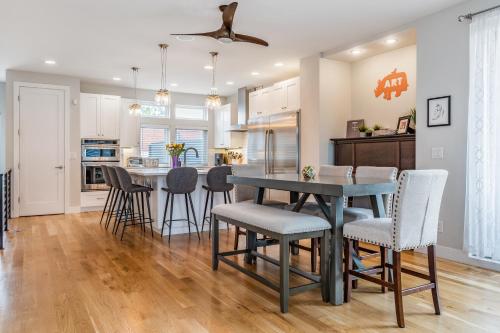 طعام و مشروبات, Luxury 5-Bedroom Home in LoHi in Highland