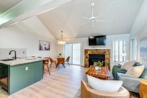 Updated Boulder Lake Club Condo Near Slopes! in Jim Thorpe, USA