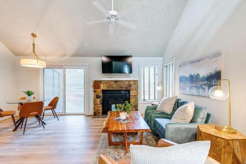 Updated Boulder Lake Club Condo Near Slopes! in Jim Thorpe, USA