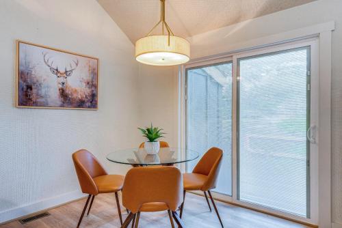 Updated Boulder Lake Club Condo Near Slopes! in Jim Thorpe, USA