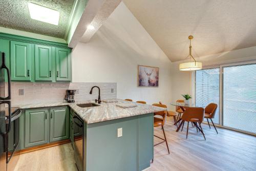 Updated Boulder Lake Club Condo Near Slopes! in Jim Thorpe, USA