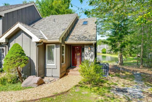 Updated Boulder Lake Club Condo Near Slopes! in Jim Thorpe, USA