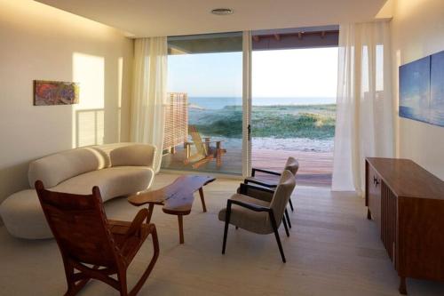 Bahia Vik Stop at Bahia Vik to discover the wonders of Punta Del Este. The hotel has everything you need for a comfortable stay. Facilities like free Wi-Fi in all rooms, car park, room service, airport transfer