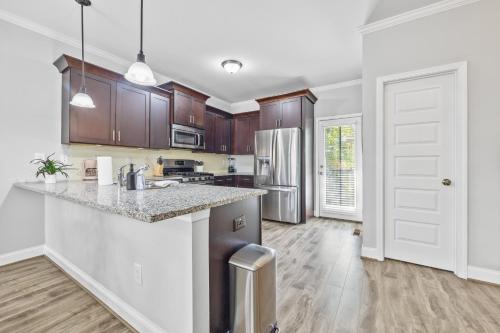 Konyha, Garage w/ Veranda & Washer + Dryer in Edgewood