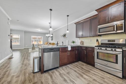 Konyha, Garage w/ Veranda & Washer + Dryer in Edgewood