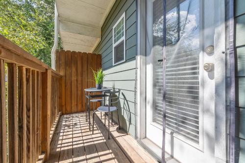 Erkély/terasz, Garage w/ Veranda & Washer + Dryer in Edgewood