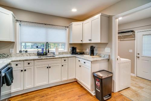 Home 14 Mi to Highpoint Health with Fenced Yard! in Hendersonville (TN)