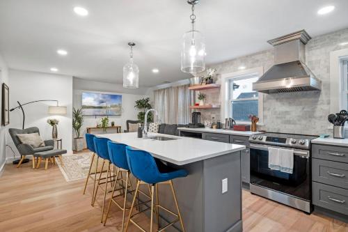Family Friendly 3BD Oasis-Parking, WIFI & Pets OK! detail