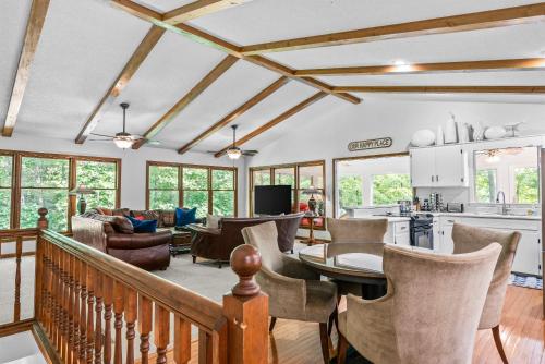 Lakefront with Dock and Hot Tub in Westminster (SC)