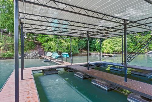 Lakefront with Dock and Hot Tub in Westminster (SC)