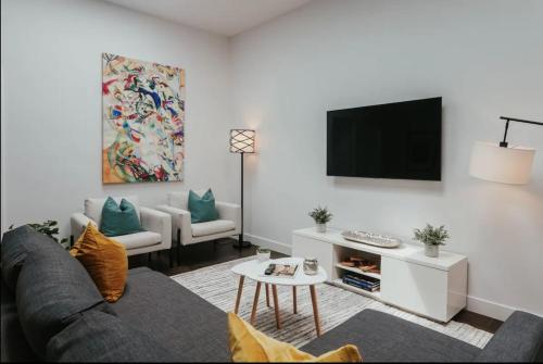 Stylish and bright 2bdr near St-Hubert Plaza — other in 6612 Rue St-Hubert, Montréal, QC H2S 2M3, Canada (Unit 202), Montréal Canada, H2S 2M3