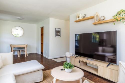 Cozy Duplex w King Bed 2 Full