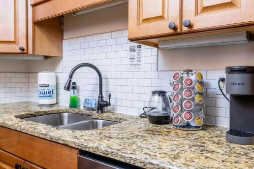 Cozy Duplex w King Bed 2 Full