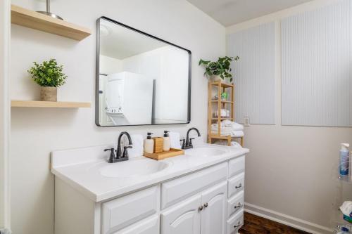 Cozy Duplex w King Bed 2 Full