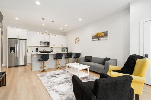 Modern 3BR Stay Near DT CHI thumb 2