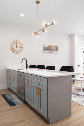 Modern 3BR Stay Near DT CHI thumb 3