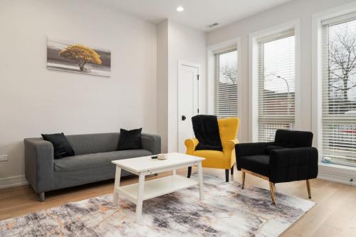 Modern 3BR Stay Near DT CHI thumb 4