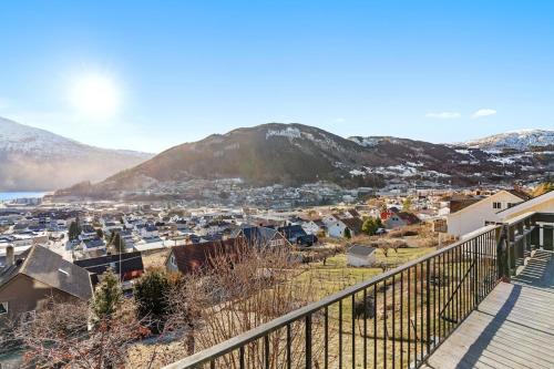 Kilátás, 6 bedroom house with great view in Sogndalsfjøra