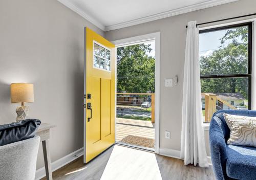 15% off! Front porch w/ Wi-Fi & Private Parking detail