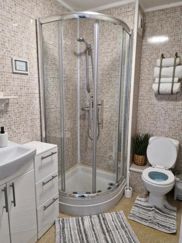 Warwick Lodge - image 2