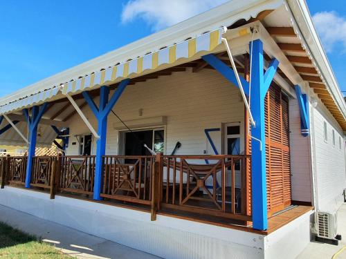 Balcony/terrace, Chambre creole et sa salle de bain chez Michelle in La Desirade