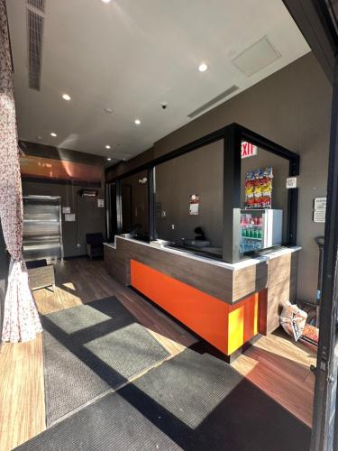 The Essence Hotel at JFK - 로비