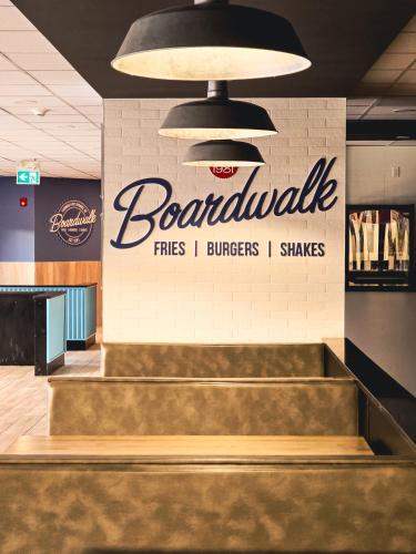 ห้องอาหาร, เมาน์เท็น วิว สวีท แอท แฟร์มอนต์ ฮอตสปริง (Mountain View Suites at Fairmont Hot Springs) in แฟร์มองต์ ฮอต สปริงส์ (บริติช โคลัมเบีย)